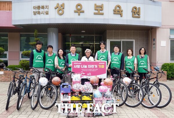 대전테크노파크는 21일 오후 어린이날을 앞두고 늘사랑아동센터와 성우보육원 등 지역 아동복지시설 2곳을 찾아 자전거 24대와 헬멧 등 보호장비, 축구공, 농구공을 기증했다. /대전테크노파크