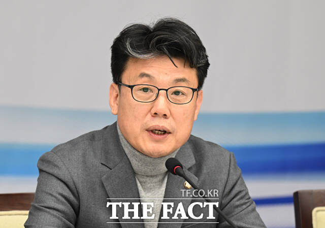 진성준 더불어민주당 정책위의장이 한덕수 대통령 권한대행 겸 국무총리의 직무를 정지해야 한다고 공개 제안했다. /이새롬 기자