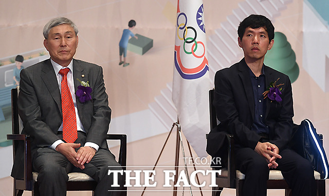 국회의원 시절 조훈현(왼쪽)과 제자 이창호 9단. l 더팩트