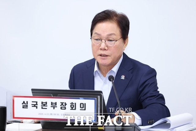 박완수 경남도지사가 22일 실국본부장회의에서 사천공항을 남해안 중추 거점으로 육성하기 위한 전방위 전략을 수립하겠다는 뜻을 밝혔다./경남도