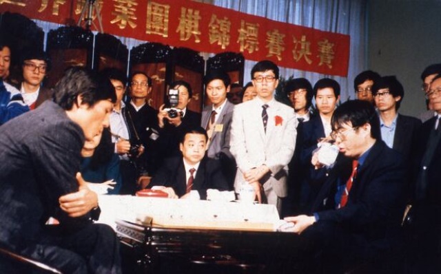 1989년 조훈현(왼쪽)과 녜웨이핑의 제1회 응씨배 결승전 모습. l 한국기원