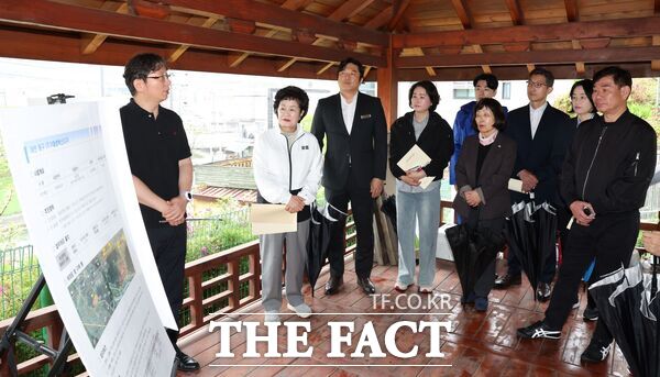 대전 동구의회가 22일 관내 주요 사업 현장을 방문해 추진 현황을 점검하고 현안을 논의하는 시간을 가졌다. 사진은 천동 주거재생 혁신지구 방문 모습 /대전 동구의회