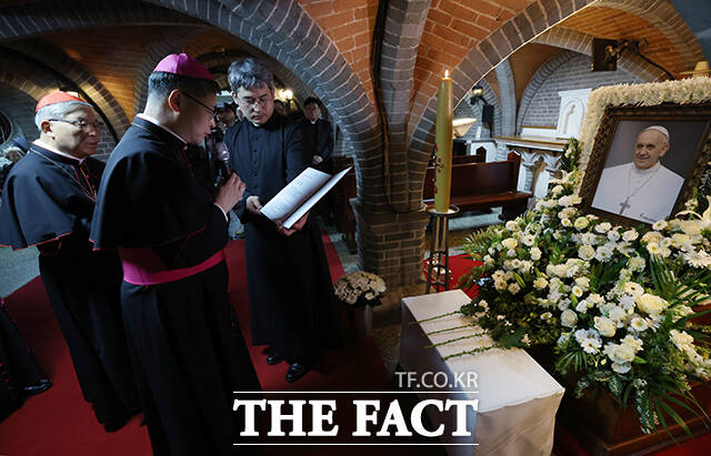 염수정 추기경(왼쪽), 정순택 대주교를 비롯한 서울대교구 주교단이 22일 오후 서울 중구 명동대성당 지하성당에 마련된 프란치스코 교황 빈소에서 조문을 하고 있다. /사진공동취재단