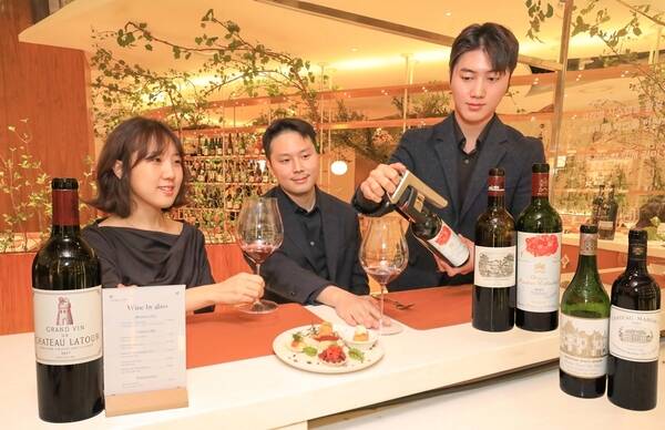 현대백화점 압구정본점 지하 1층에 위치한 프리미엄 글라스 와인 바에서 고객들이 최고급 와인에 해당하는 5대 샤토를 글라스 와인으로 즐기고 있다. /현대백화점