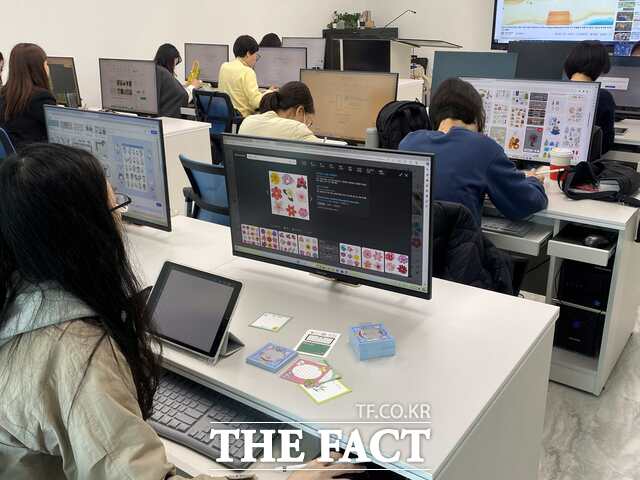 시민들이 구미영상미디어센터에서 디지털 콘텐츠 관련 교육을 받고 있다. /구미시