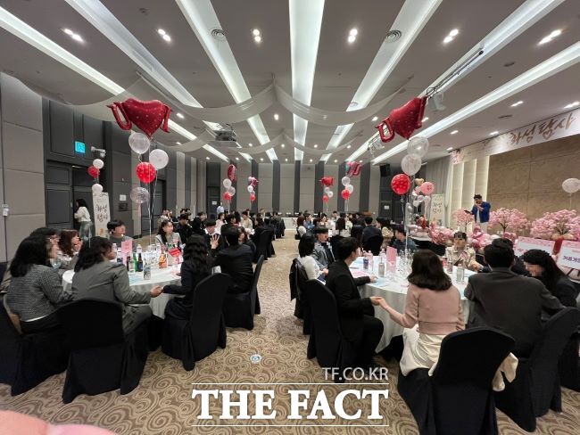 지난 19일 화성 푸르미르 호텔에서 미혼남녀 만남 행사인 화성탐사가 열리고 있다. /화성시