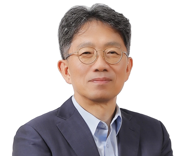 방윤혁 코웨이엔텍 대표이사가 지난 21일 서울 강남구 한국과학기술회관에서 열린 2025년 과학·정보통신의 날 기념식에서 과학기술훈장 혁신장을 받았다. /코웨이