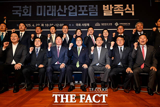 기념사진 촬영하는 우원식 국회의장과 최태원 대한상공회의소 회장. 앞줄 왼쪽부터 천하람 개혁신당 원내대표 겸 당대표 권한대행, 박찬대 더불어민주당 당대표 직무대행 겸 원내대표, 최 회장, 우 의장, 주호영 국회부의장, 황운하 조국혁신당 원내대표, 이철규 국민의힘 의원.