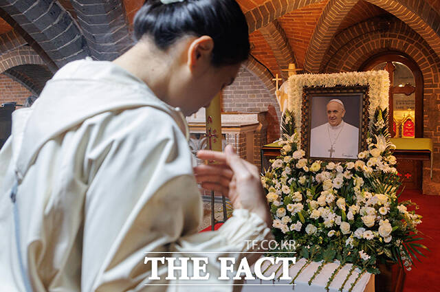 22일 오후 서울 중구 명동대성당 지하성당에 프란치스코 교황의 빈소가 마련된 가운데 조문객이 추모를 하고 있다. /사진공동취재단
