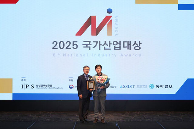 최찬기 kt m&s 대표이사(오른쪽)가 2025 국가산업대상 대상 수상 뒤 기념 사진을 찍고 있다. /kt m&s