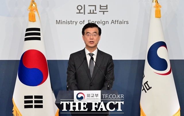 이재웅 외교부 대변인은 22일 중국의 서해 구조물 설치 논란에 대해 우리의 정당하고 합법적인 해양 권익이 침해돼서는 안 된다는 기본 입장하에 앞으로도 적극 대응해 나갈 것이라며 중국 측과도 필요한 대화와 소통을 지속하겠다고 밝혔다. /임영무 기자