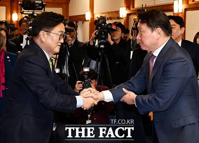 악수하는 우원식 국회의장(왼쪽)과 최태원 대한상공회의소 회장.