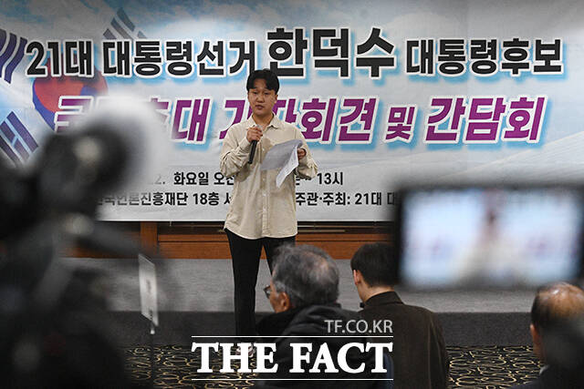 이태훈 청년본부장이 성명서를 낭독하고 있다.