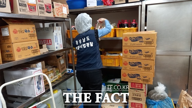 경남도 특별사법경찰관이 식자재 창고를 점검하고 있다. /경남도