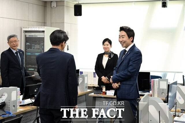 임채성 세종시의회 의장(오른쪽)이 22일 2024회계연도 결산감사장을 방문해 결산검사위원들을 격려하고 있다. /세종시의회