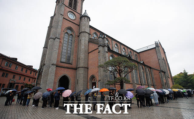 명동대성당을 찾은 조문객들의 행렬이 이어지고 있다.