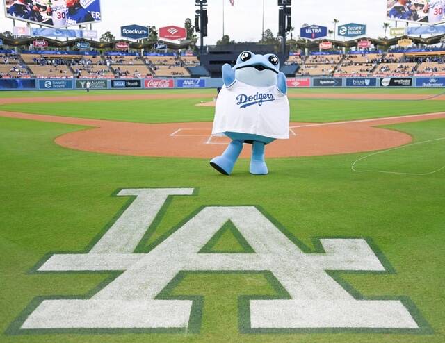 지난 16일(현지시간) LA 다저스스타디움에서 하이트진로 캐릭터 두꺼비가 시구자로 나서고 있다. /하이트진로
