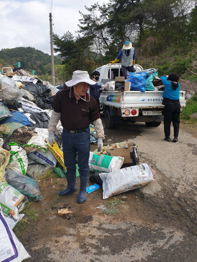 영농폐기물 공동 수거 모습. /광산군