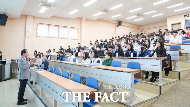 22일 충남교육연수원서 열린 제2기 충남 학생영어기자단 발대식에서 김지철 교육감이 인사말을 하고 있다. /충남교육청