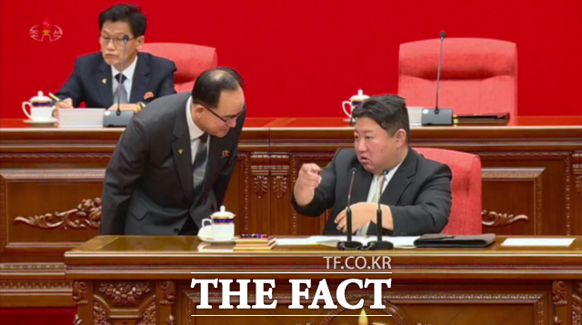 국가정보원이 22일 김정은 북한 국무위원장의 핵심 측근으로 알려진 조용원 노동당 조직비서와 리일환 선전비서가 장기간 공개활동을 하지 않는 데 대해 신상 변동 가능성을 염두에 두고 관련 동향을 주시 중이라고 밝혔다. 사진은 조용원(왼쪽)과 김 위원장의 모습. /조선중앙TV 캡쳐.뉴시스
