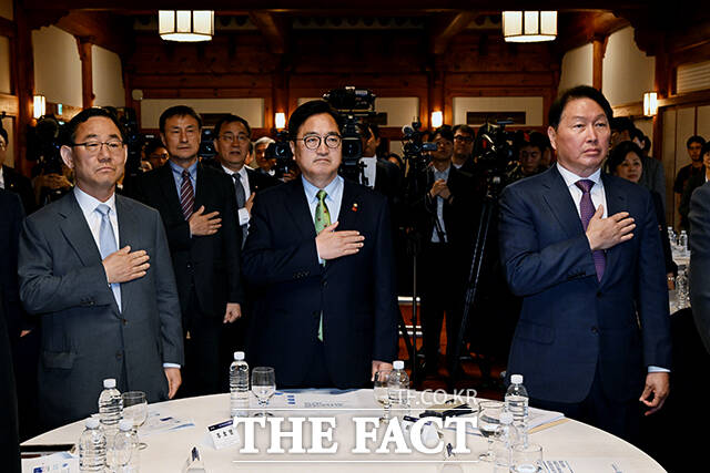 국기에 대한 경례하는 주호영 국회부의장과 우원식 국회의장, 최태원 대한상공회의소 회장(왼쪽부터).