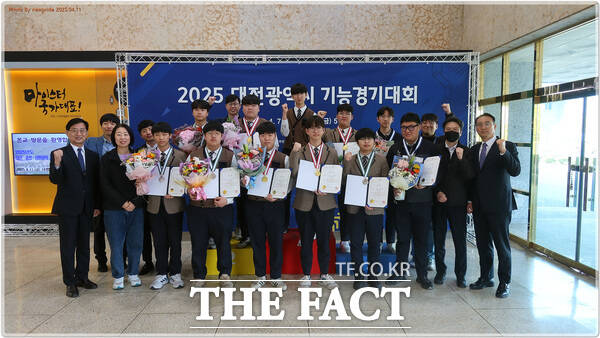 지난 7일부터 11일까지 열린 대전광역시 지방기능경기대회에서 입상한 동아마이스터고등학교 학생들과 교사들이 기념촬영을 하고 있다. /동아마이스터고