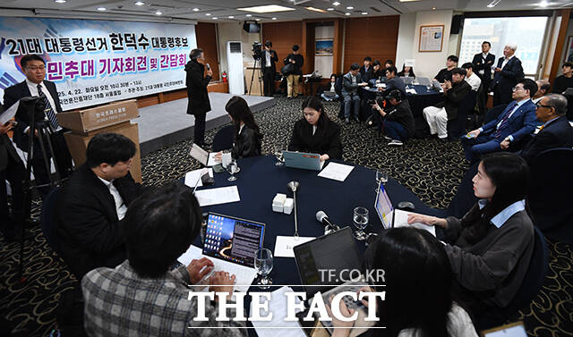 박성섭 공동위원장이 취재진의 질문에 답변하고 있다.