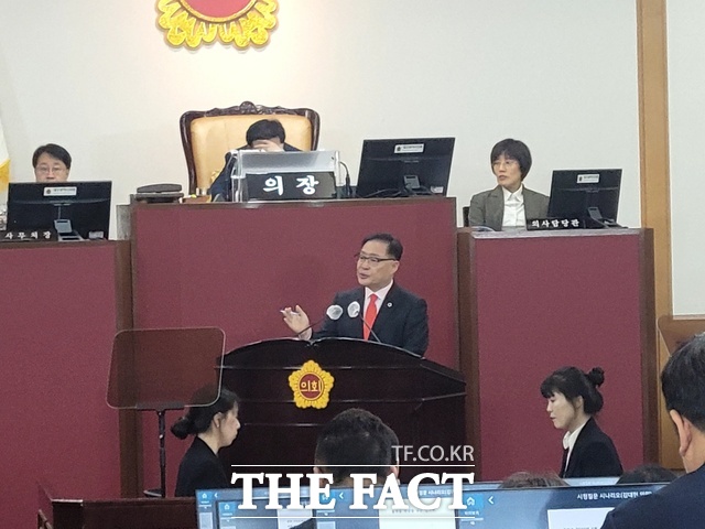 22일 대구시의회 시정질문에서 홍준표 전 시장의 실정을 강하게 비판하고 있는 김대현 의원. /박병선 기자