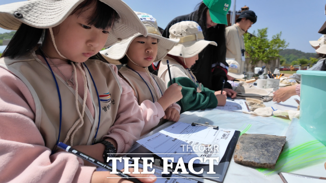 지난해 우리고장 국가유산 활용사업 하나로 펼쳐진 타닥타닥 즐거운 기와굽기에 어린이들이 참가하고 있다. /부여군