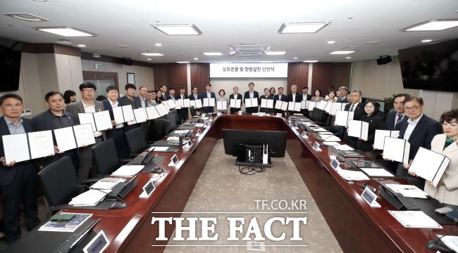 22일 정명근 화성시장과 국장단 이상 고위 공직자 등이 상호존중 및 청렴실천 서약서에 서명한 뒤 기념 촬영을 하고 있다. /화성시