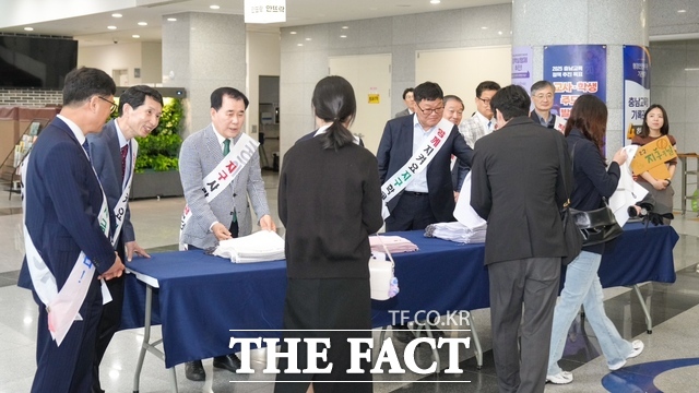 22일 지구의 날을 맞아 김지철 교육감을 비롯한 충남도교육청 간부들이 유인물을 나눠주며 탄소중립 실천 주간을 진행하고 있다. /충남도교육청