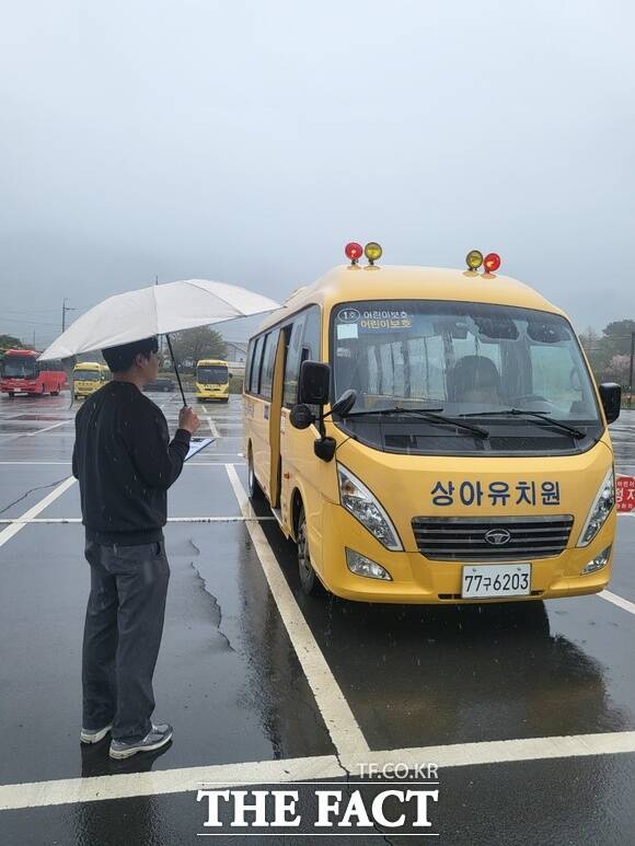 보령교육지원청이 지역 내 어린이통학버스를 대상으로 안전점검을 실시하고 있다. /보령교육지원청