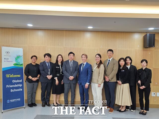 21일 대전시교육청 회의실에서 싱가포르 오키드파크중등학교 교장 및 교사단과 국제교류 회의를 가진 후 기념촬영을 하고 있다. /대전시교육청
