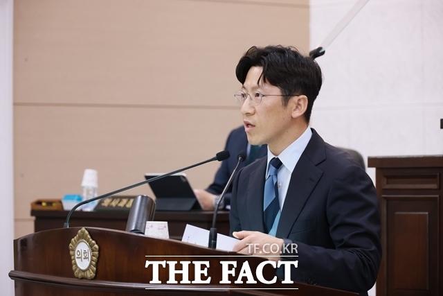 박병훈 금산군의원이 22일 제328회 임시회 5분발언을 통해 금산군 공공건축물 정책의 근본적 방향 전환을 촉구하고 있다. / 금산군의회