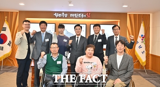 김태흠 충남도지사(뒷줄 오른쪽 세 번째)가 22일 도청 외부인사 접견실에서 도내 장애인 우수선수를 고용한 기업·대학 관계자, 선수 등을 초청해 감사와 격려를 전하고 기념촬영을 하고 있다. /충남도