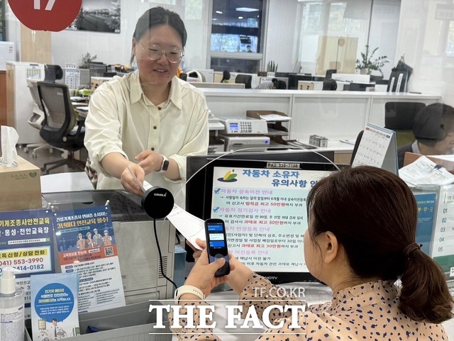예산군청 직원이 통·번역기 사용을 통해 신속하게 외국인 민원을 처리하고 있다./ 예산군