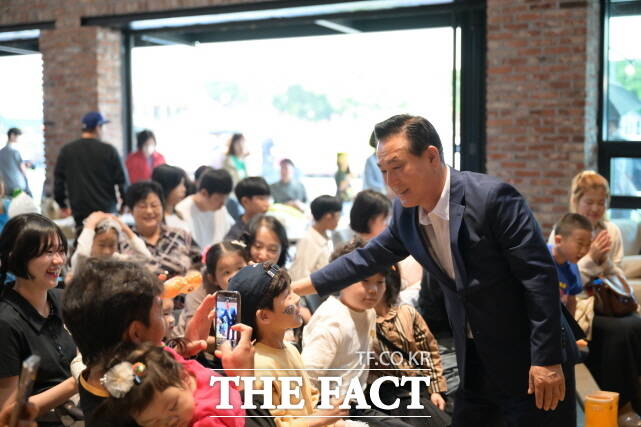 논산시가 고향사랑기금을 전략적으로 투자하고 있는 가운데 백성현 논산시장이 연산문화창고 스마트팜 체험을 하고 있다. /논산시