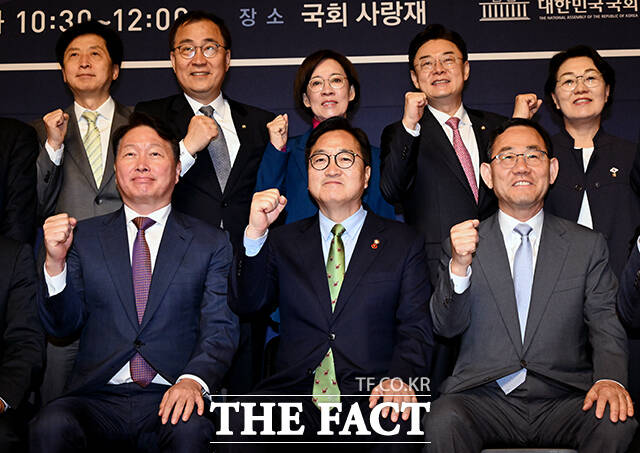 최태원 대한상공회의소 회장과 우원식 국회의장, 주호영 국회부의장(앞줄 왼쪽부터)이 22일 오전 서울 여의도 국회에서 열린 국회미래산업포럼 발족식에 참석해 기념사진 촬영을 하고 있다. /국회=배정한 기자