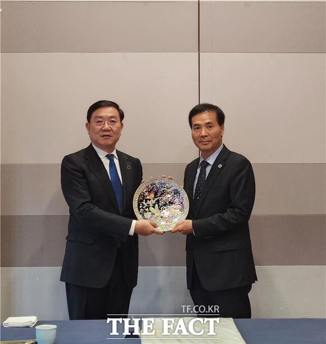 21일 인천시 황효진(오른쪽) 글로벌도시정무부시장이 왕 펑 차오 중국 청두시장과 우호 협력 방안을 논의한 뒤 기념촬영 하고 있다./인천시