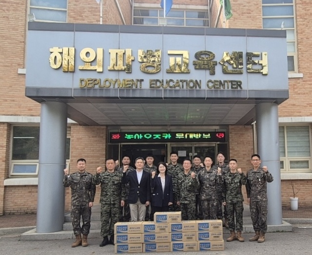 동아오츠카 관계자들이 오는 5월 파병이 예정된 동명부대 부대원들과 포카리스웨트 전닳식에서 기념 촬영하고 있다. /동아오츠카