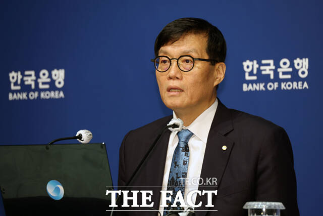 이창용 한국은행 총재가 지난 17일 서울 중구 한국은행 본관에서 금융통화위원회 본회의를 마친 후 통화정책방향 기자 간담회를 열고 취재진의 질문에 답하고 있다. /사진공동취재단