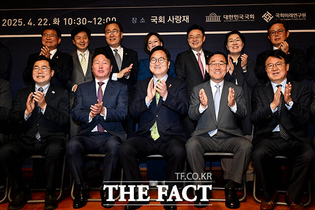 기념사진 촬영하는 박찬대 더불어민주당 당대표 직무대행 겸 원내대표와 최태원 대한상공회의소 회장, 우원식 국회의장, 주호영 국회부의장, 황운하 조국혁신당 원내대표(왼쪽부터).
