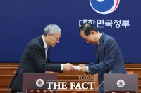  '세계 책의 날' 앞두고 책 선물 받는 한덕수 권한대행 [TF사진관]