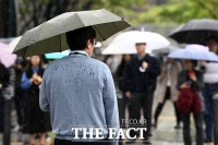  '봄비에 옷 젖는 줄 모르고'...전국 곳곳 비바람 날씨 [TF사진관]
