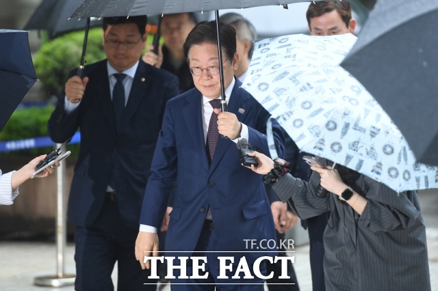 이재명 전 더불어민주당 대표의 쌍방울 대북송금 혐의 재판이 법관기피 신청으로 중단된 지 4개월 만인 23일 다시 열렸다. 재판부는 검찰 측에 객관적 사실로 공소사실을 정리해 달라고 요청했다. /장윤석 기자