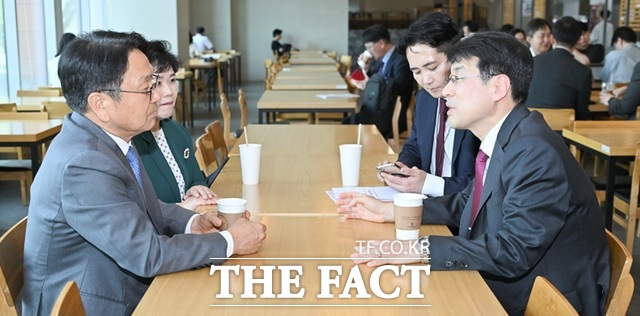 김정기 대구시장 권한대행(사진 오른쪽)이 23일 국회에서 강기정 광주시장과 대화를 나누고 있는 동안 황순조 대구시 기획조정실장(사진 오른쪽 뒤편)이 휴대폰을 보고 있다. /대구시