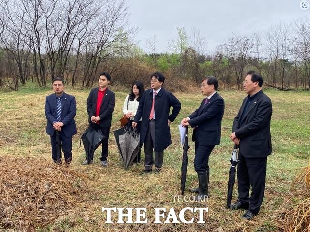 국민의힘 배준영(가운데) 의원이 22일 영종국제도시 내 종합병원 후보지에 대한 현황을 점검하고 있다. /배준영 의원실