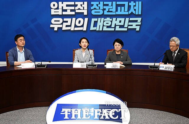 발언하는 김재연 진보당 대선 후보(왼쪽).