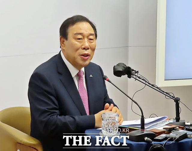 최민호 세종시장이 23일 시청 정음실에서 기자간담회를 통해 해양수산부 부산 이전 관련 질문에 답하고 있다. /김형중 기자