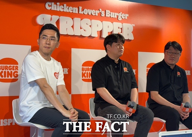 버거킹 신메뉴 기자간담회가 23일 오전 서울 버거킹 약수역점에서 열린 가운데 이성하 마케팅부문 CMO, 추연경 제품개발팀 과장, 이성재 제품개발팀 팀장(왼쪽부터)이 참석해 신메뉴에 대해 설명했다./문화영